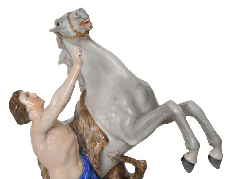 Groupe en porcelaine représentant un homme avec un cheval cabré 
