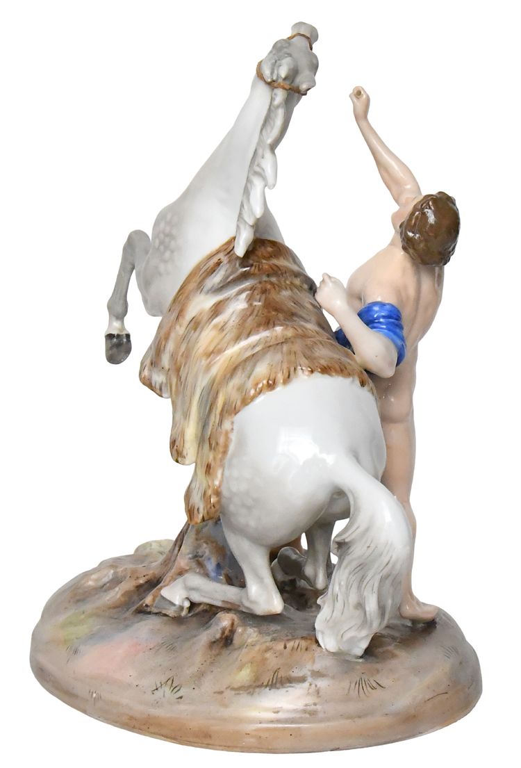 Groupe en porcelaine représentant un homme avec un cheval cabré 