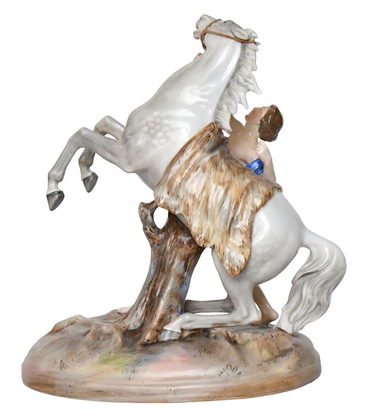 Groupe en porcelaine représentant un homme avec un cheval cabré 