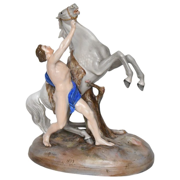 Groupe en porcelaine représentant un homme avec un cheval cabré 