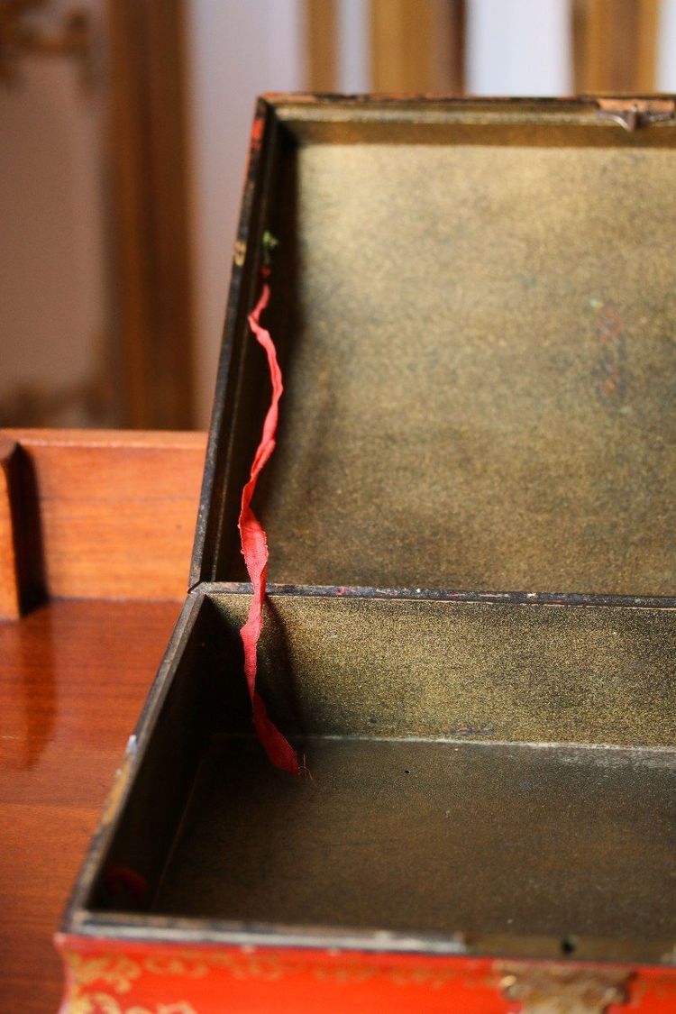 Coppia di scatole da toilette in vernice rossa e oro