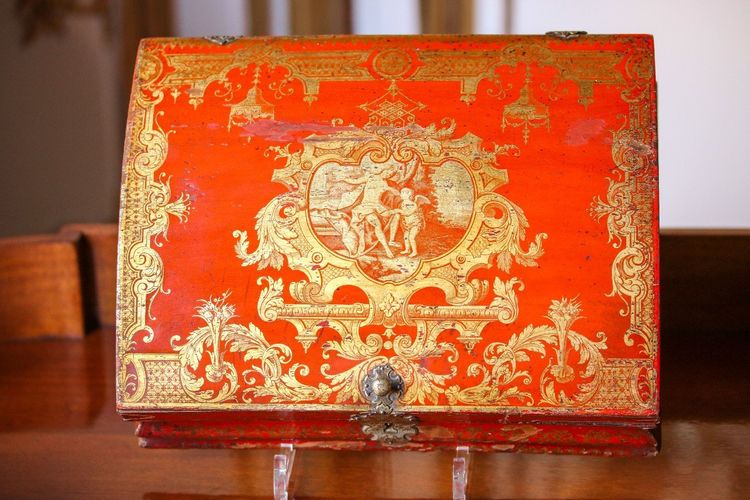 Coppia di scatole da toilette in vernice rossa e oro