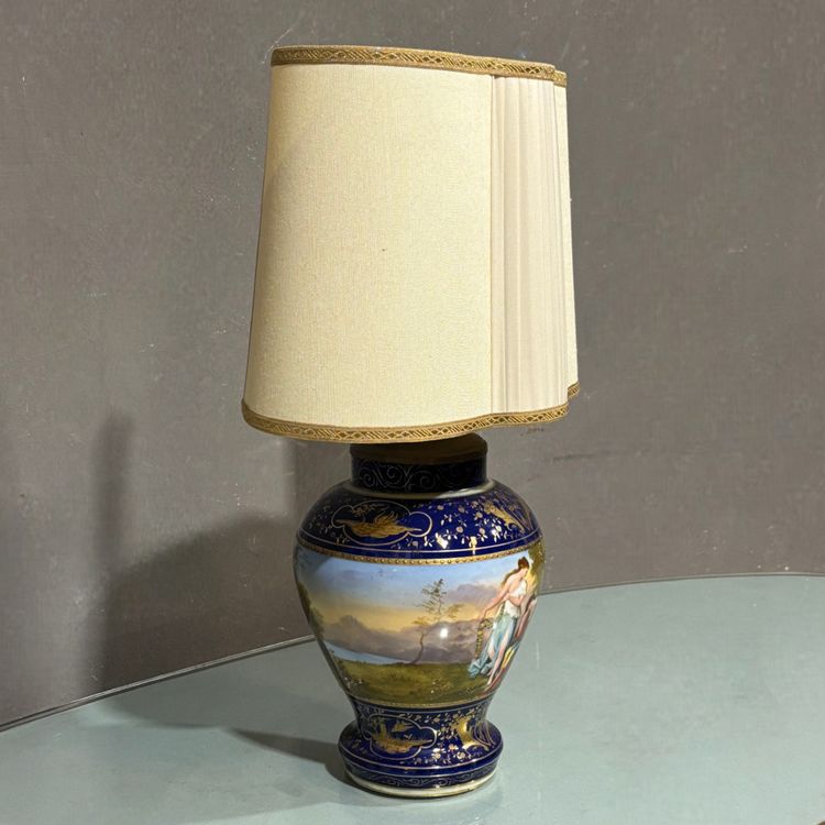 Lampe antique en porcelaine royale de Vienne peinte