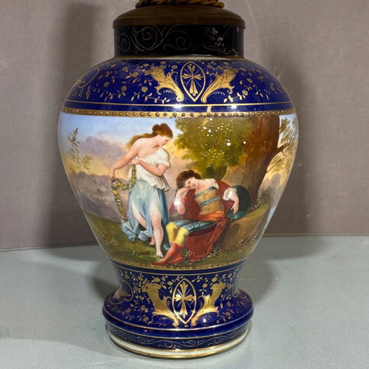 Lampe antique en porcelaine royale de Vienne peinte