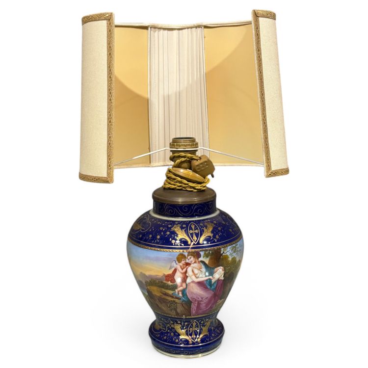 Lampe antique en porcelaine royale de Vienne peinte