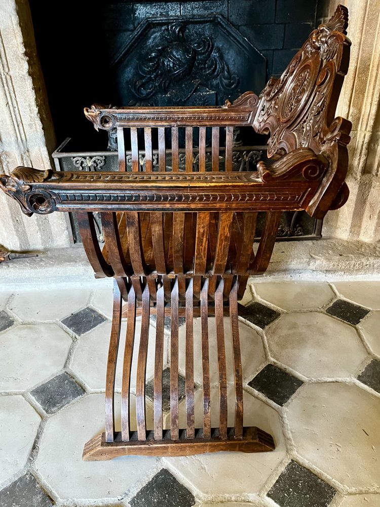 Poltrona Dagoberto o a X, intagliata, XIX secolo