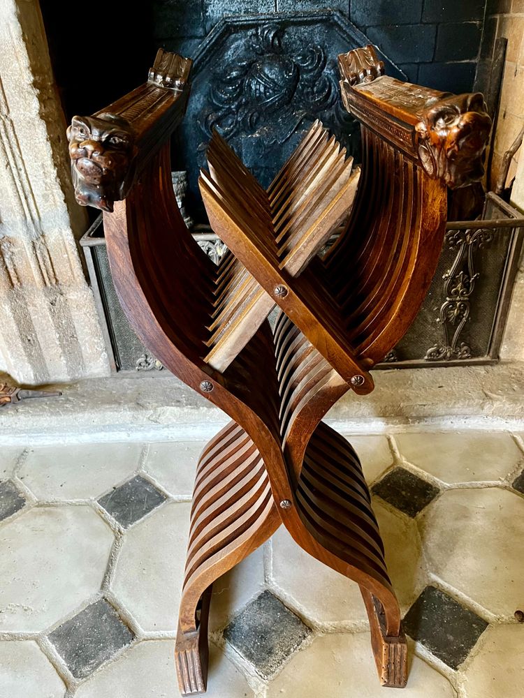 Poltrona Dagoberto o a X, intagliata, XIX secolo