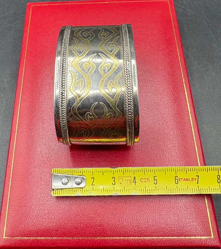 ARMBAND 