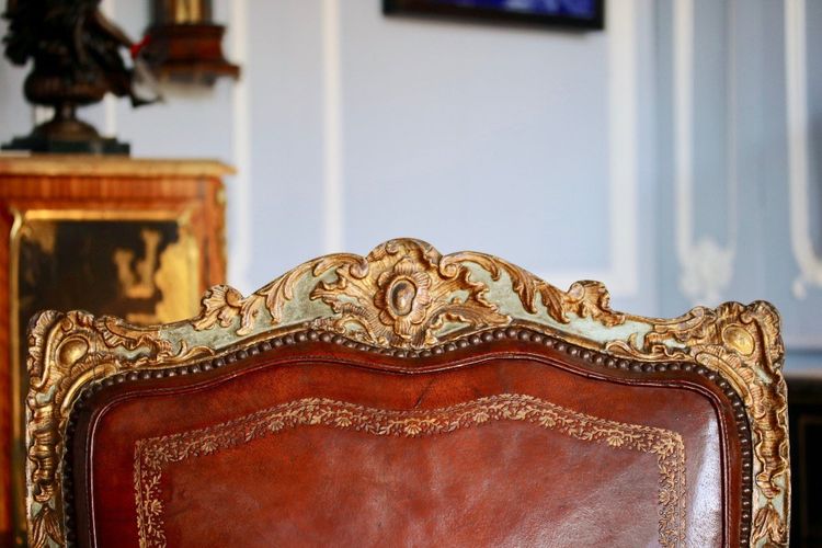 Ein Paar reich geschnitzter, lackierter und vergoldeter Queen-Sessel