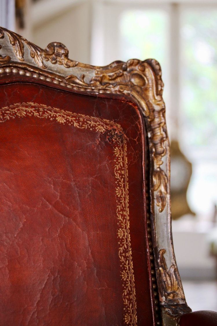 Ein Paar reich geschnitzter, lackierter und vergoldeter Queen-Sessel