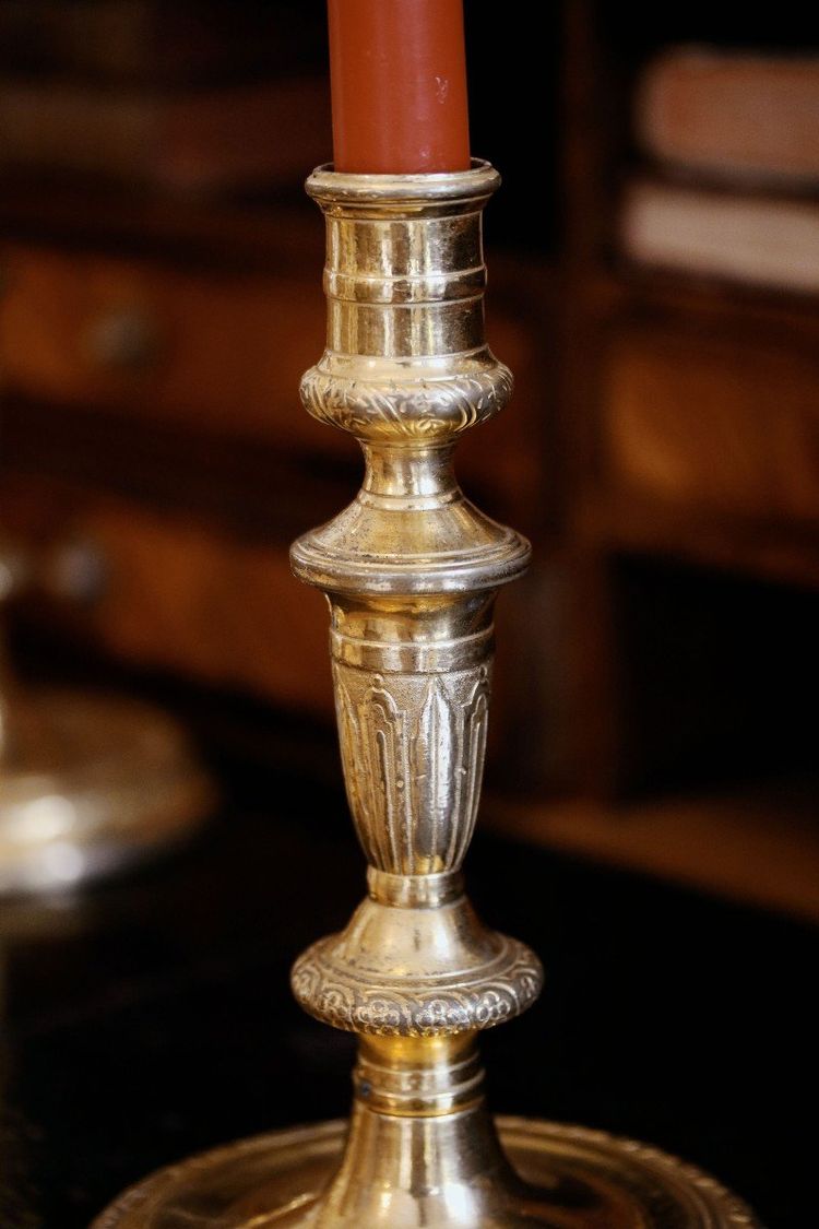 Suite De Quatre Bougeoirs En Bronze Doré Et Ciselé