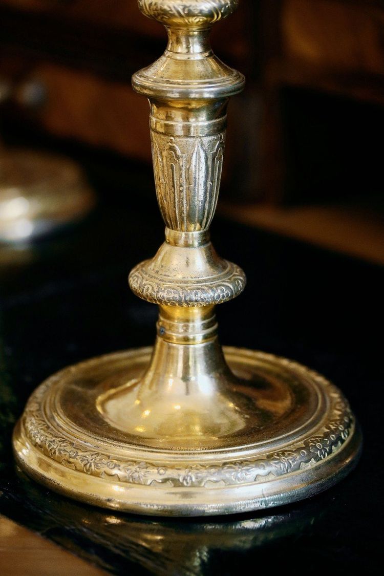 Suite De Quatre Bougeoirs En Bronze Doré Et Ciselé