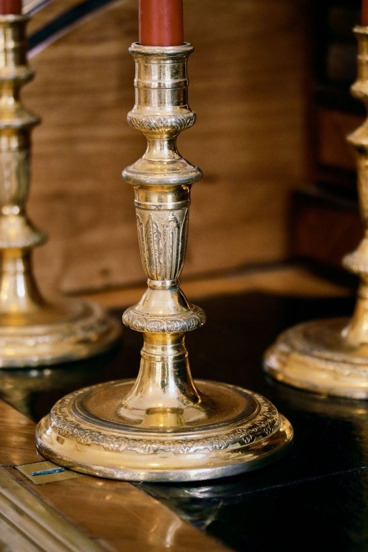 Suite De Quatre Bougeoirs En Bronze Doré Et Ciselé