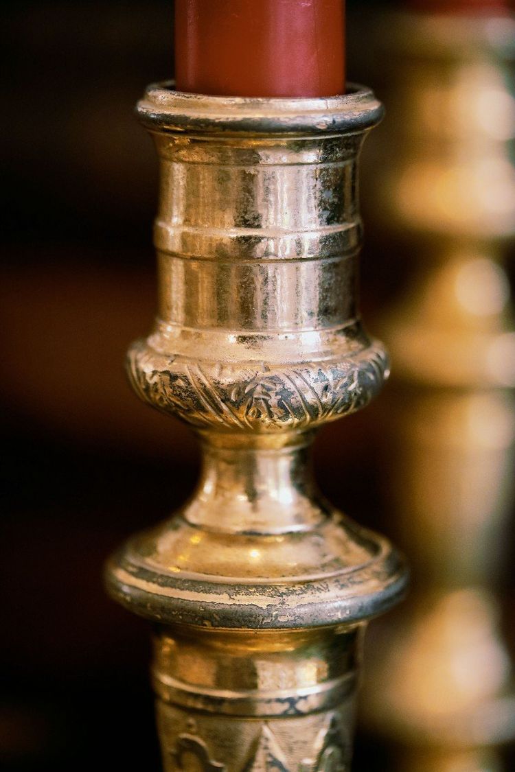 Suite De Quatre Bougeoirs En Bronze Doré Et Ciselé