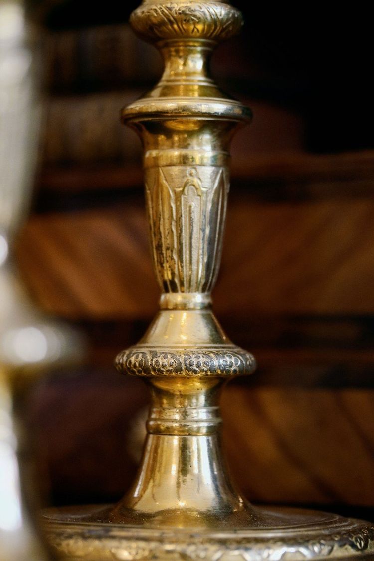 Suite De Quatre Bougeoirs En Bronze Doré Et Ciselé