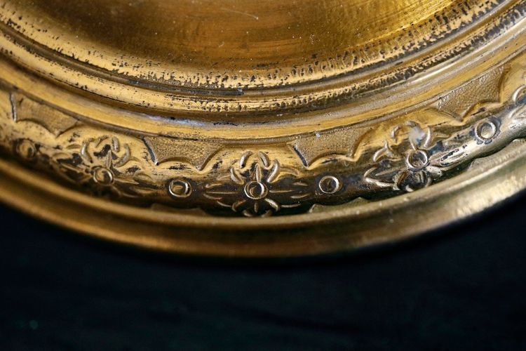 Suite De Quatre Bougeoirs En Bronze Doré Et Ciselé