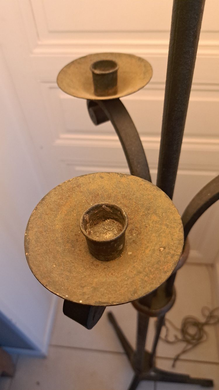 Wohnzimmer-Stehlampe im neoklassizistischen Stil "Maison JANSEN", eine Flamme und drei Kerzen