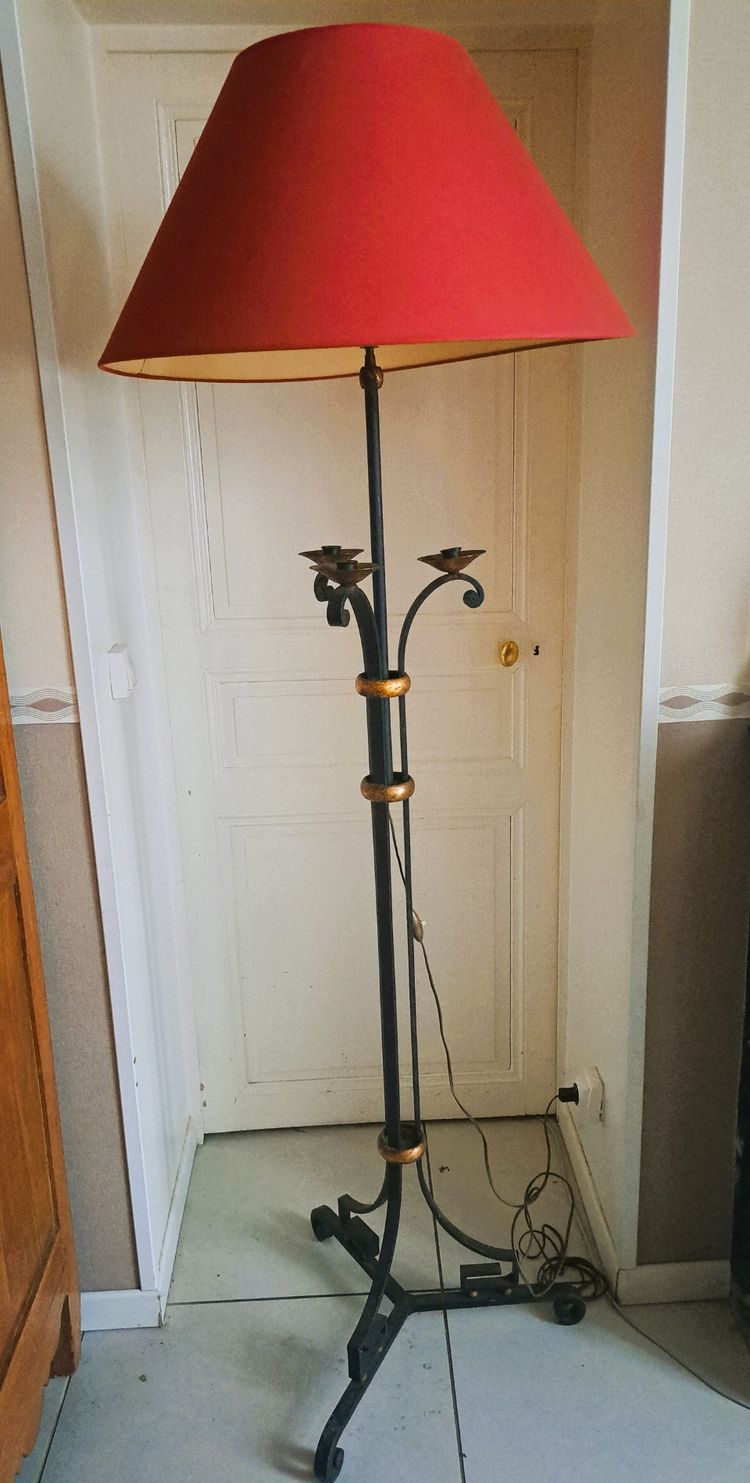 Wohnzimmer-Stehlampe im neoklassizistischen Stil "Maison JANSEN", eine Flamme und drei Kerzen