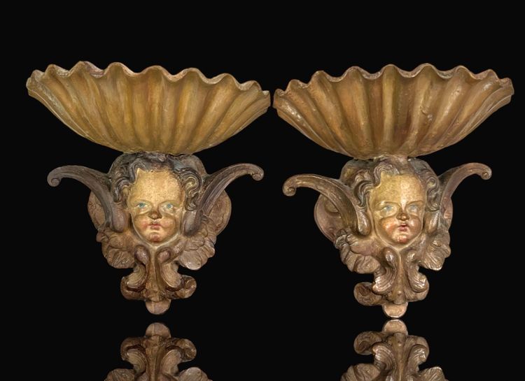 COPPIA DI SGABELLI IN GESSO PATINA DEL XIX SECOLO CON DECORO A FORMA DI ALATO