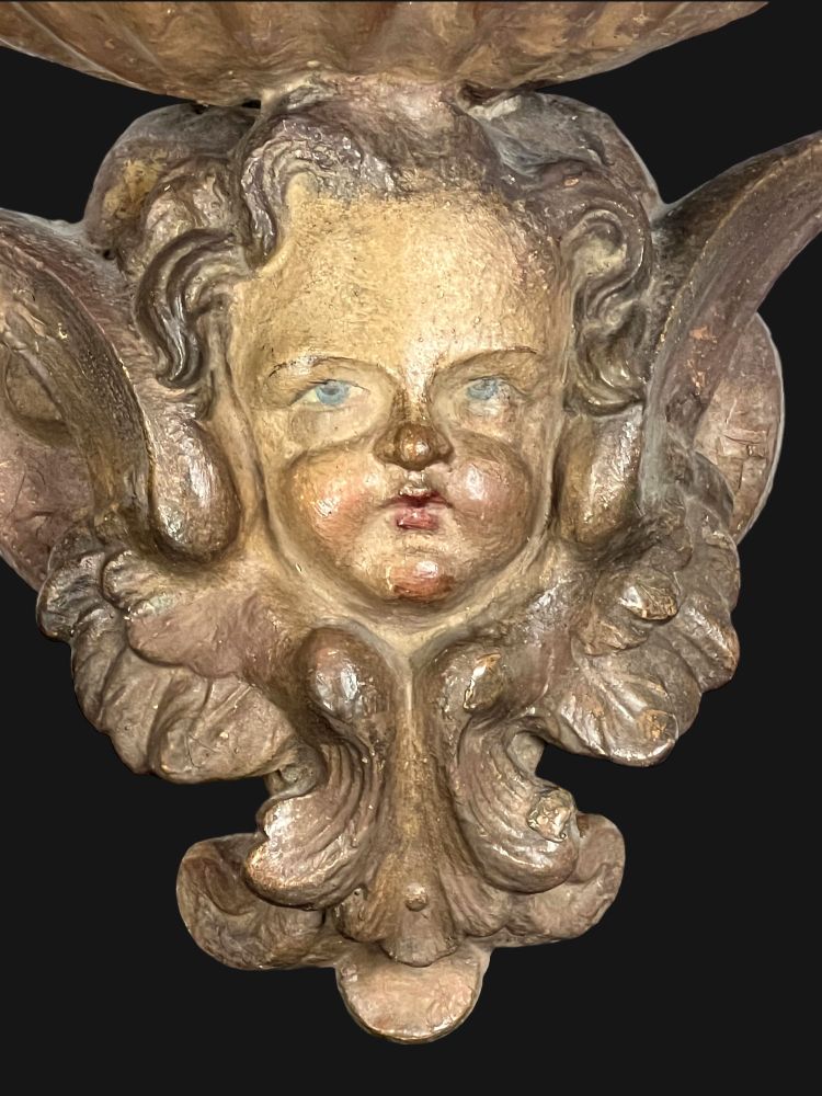 COPPIA DI SGABELLI IN GESSO PATINA DEL XIX SECOLO CON DECORO A FORMA DI ALATO