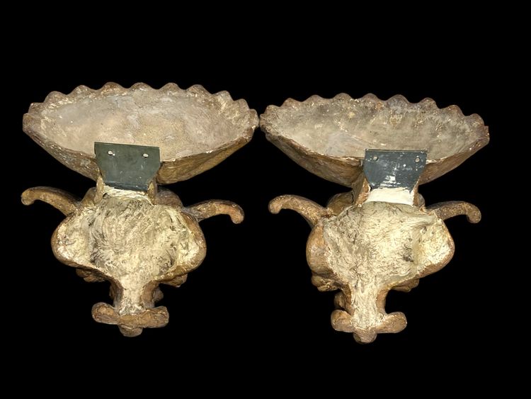 COPPIA DI SGABELLI IN GESSO PATINA DEL XIX SECOLO CON DECORO A FORMA DI ALATO