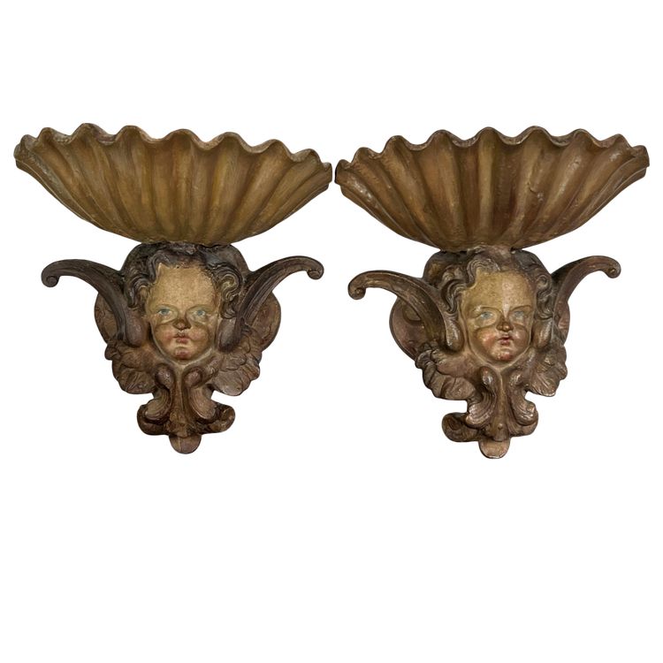 COPPIA DI SGABELLI IN GESSO PATINA DEL XIX SECOLO CON DECORO A FORMA DI ALATO