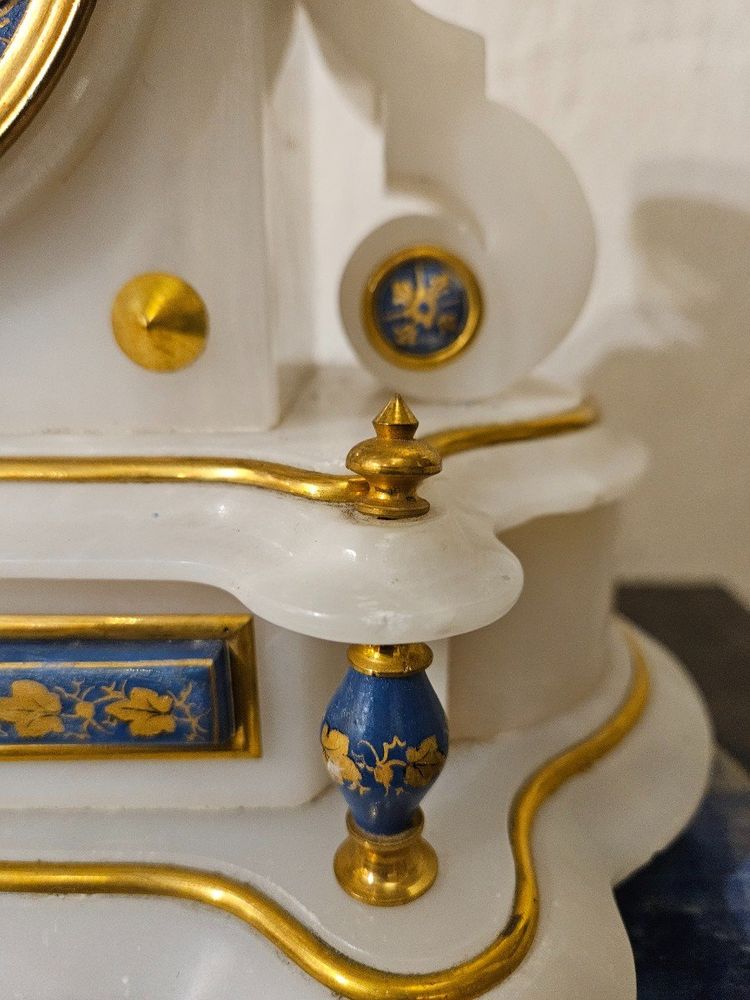 Pendule Sous Globe En Albâtre Et Bronze Doré  époque Napoléon  III