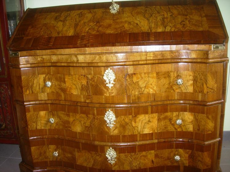 Commode scriban Galbée Noyer époque LXIV