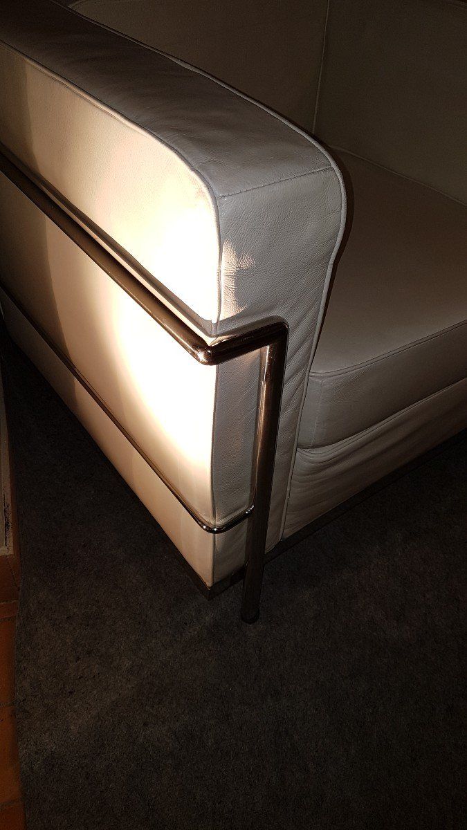 Paire De Fauteuils En Cuir Blanc Le Corbusier  Modèle Original Lc2