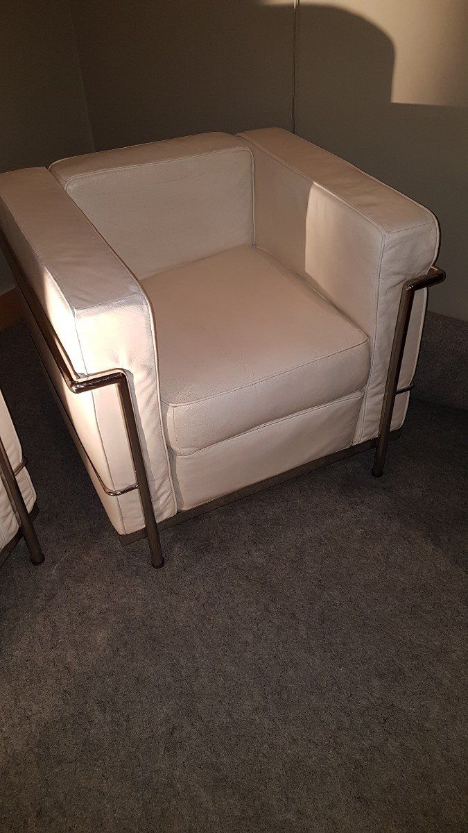Paire De Fauteuils En Cuir Blanc Le Corbusier  Modèle Original Lc2