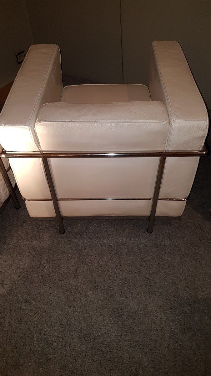 Paire De Fauteuils En Cuir Blanc Le Corbusier  Modèle Original Lc2