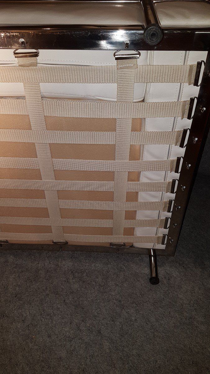 Paire De Fauteuils En Cuir Blanc Le Corbusier  Modèle Original Lc2