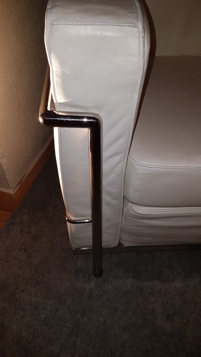 Paire De Fauteuils En Cuir Blanc Le Corbusier  Modèle Original Lc2
