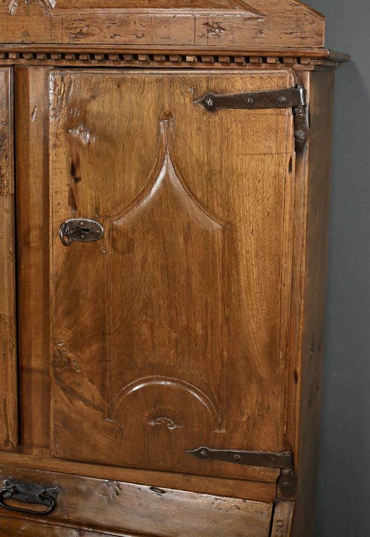 Mobiletto portaoggetti in noce – XVIII secolo
