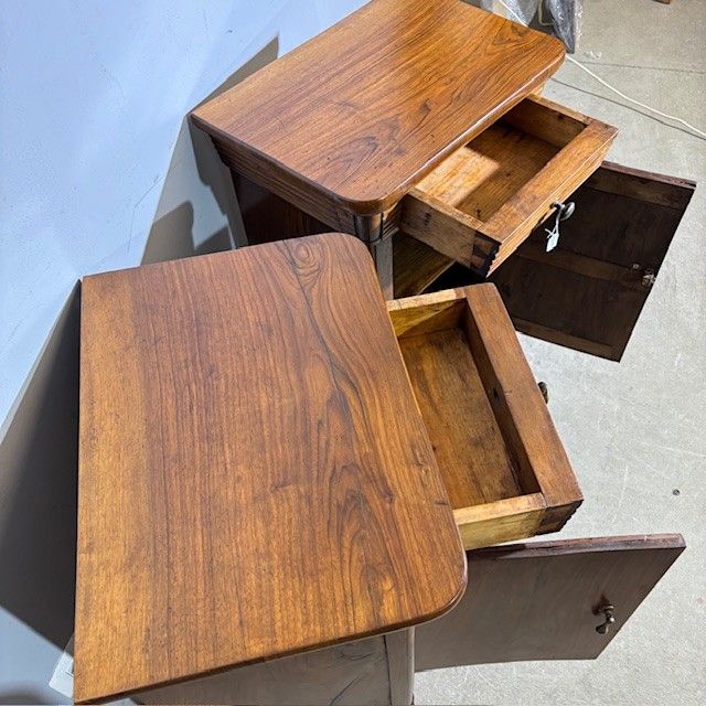 Ancienne paire de tables de chevet en noyer 1820 Milan. Charles X. restauré Dimensions 49 x 34 h 80 
