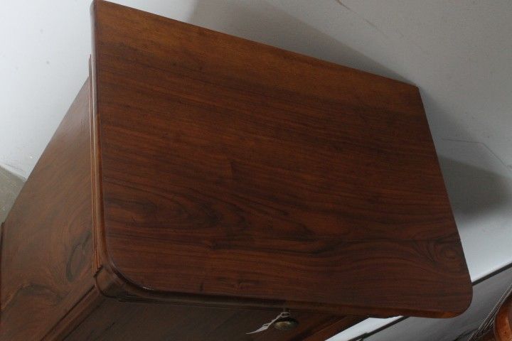 Ancienne paire de tables de chevet en noyer 1820 Milan. Charles X. restauré Dimensions 49 x 34 h 80 