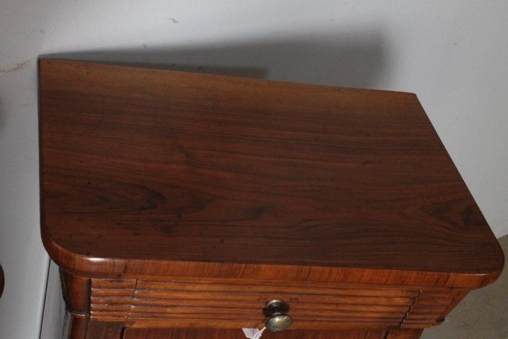 Ancienne paire de tables de chevet en noyer 1820 Milan. Charles X. restauré Dimensions 49 x 34 h 80 