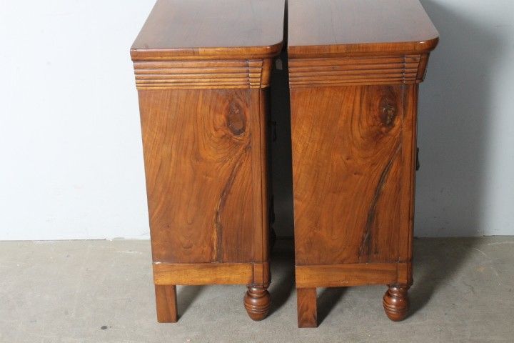 Ancienne paire de tables de chevet en noyer 1820 Milan. Charles X. restauré Dimensions 49 x 34 h 80 