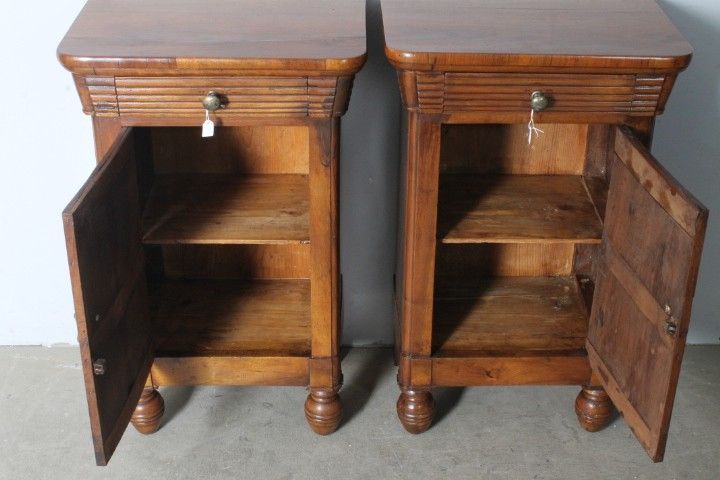 Ancienne paire de tables de chevet en noyer 1820 Milan. Charles X. restauré Dimensions 49 x 34 h 80 