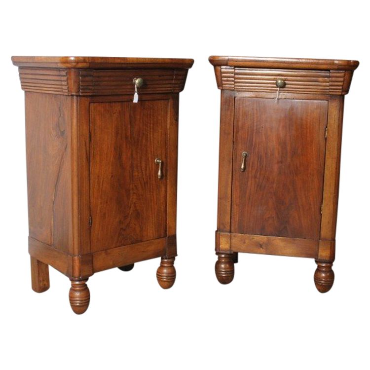 Ancienne paire de tables de chevet en noyer 1820 Milan. Charles X. restauré Dimensions 49 x 34 h 80 