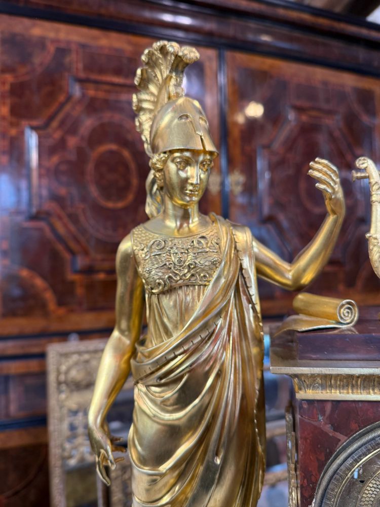EMPIRE-UHR MIT DEKOR EINER BEHELMTEN MINERVA 