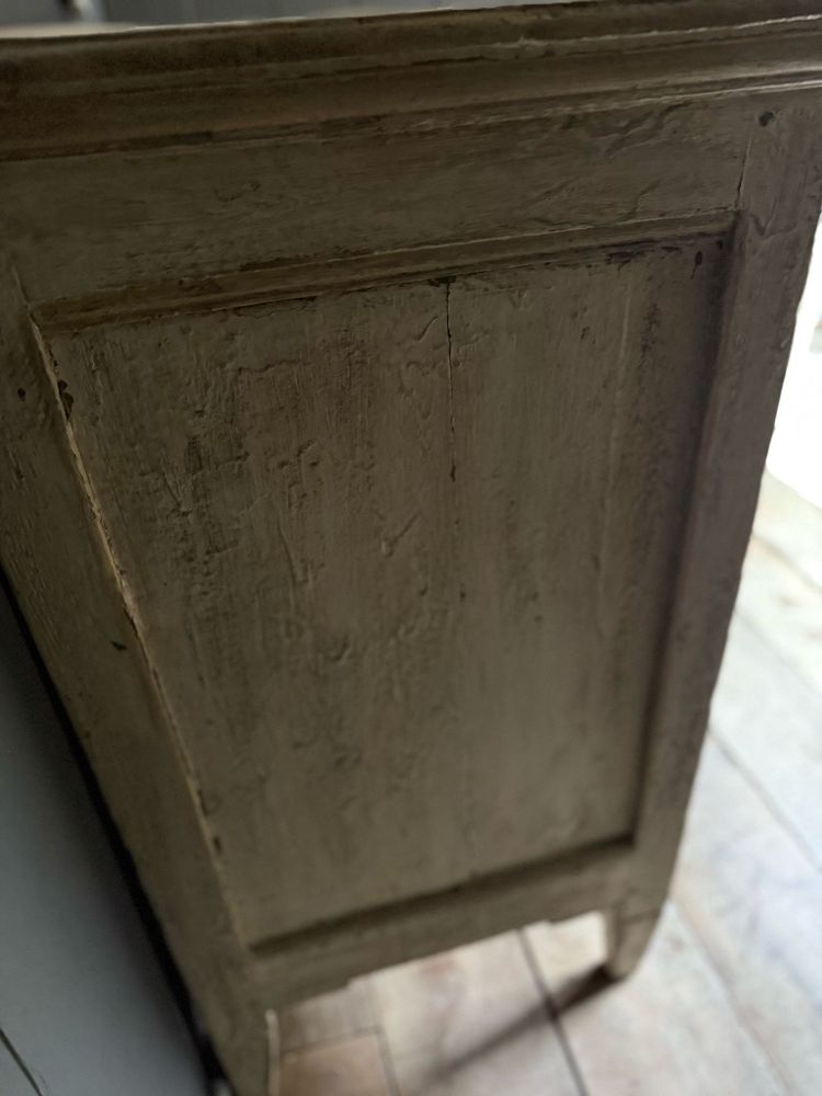 Commode liégeoise Louis XVI datant du 19e siècle patinée 
