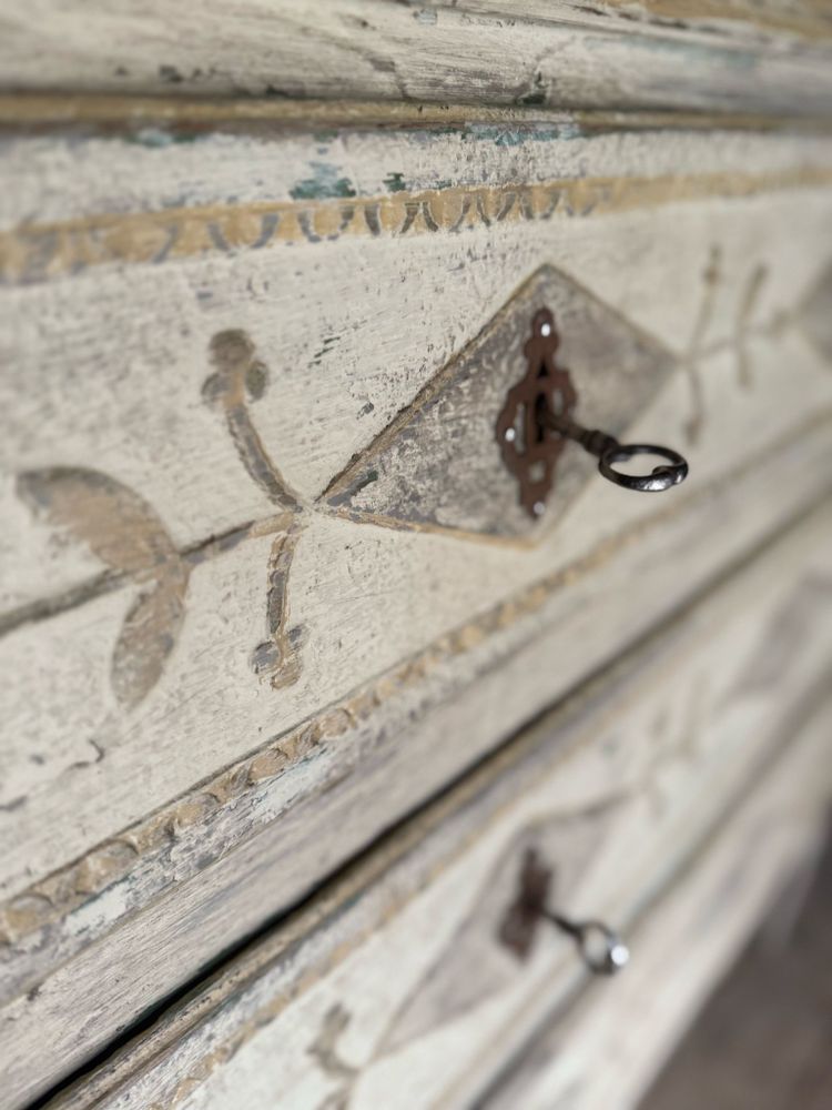 Commode liégeoise Louis XVI datant du 19e siècle patinée 