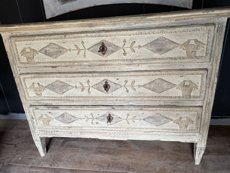 Commode liégeoise Louis XVI datant du 19e siècle patinée 