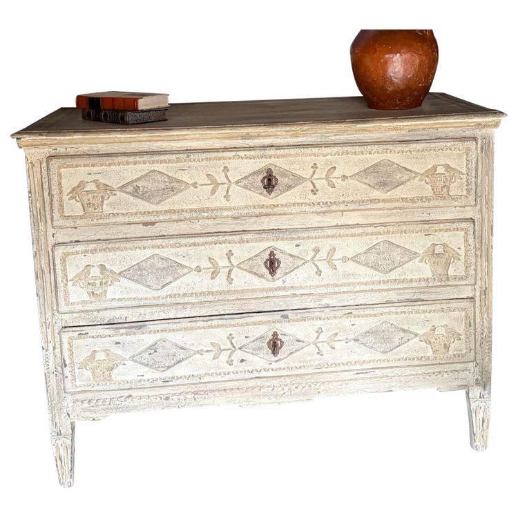 Commode liégeoise Louis XVI datant du 19e siècle patinée 