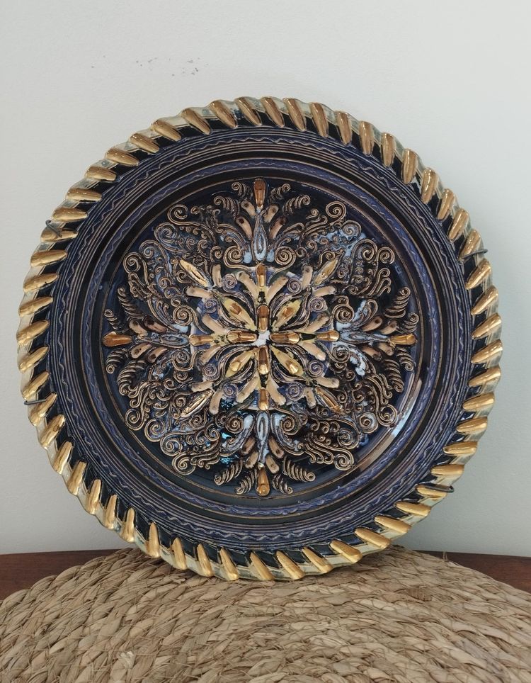 Piatto in ceramica smaltata con decorazione incisa degli anni '40 di Louis Waem "Maestro di Nimy"