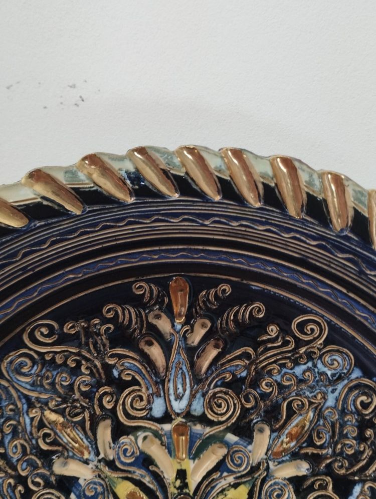 Piatto in ceramica smaltata con decorazione incisa degli anni '40 di Louis Waem "Maestro di Nimy"