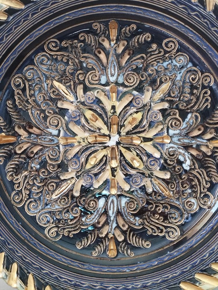 Piatto in ceramica smaltata con decorazione incisa degli anni '40 di Louis Waem "Maestro di Nimy"