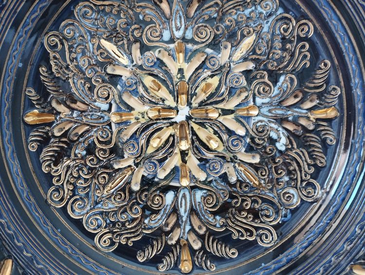 Piatto in ceramica smaltata con decorazione incisa degli anni '40 di Louis Waem "Maestro di Nimy"