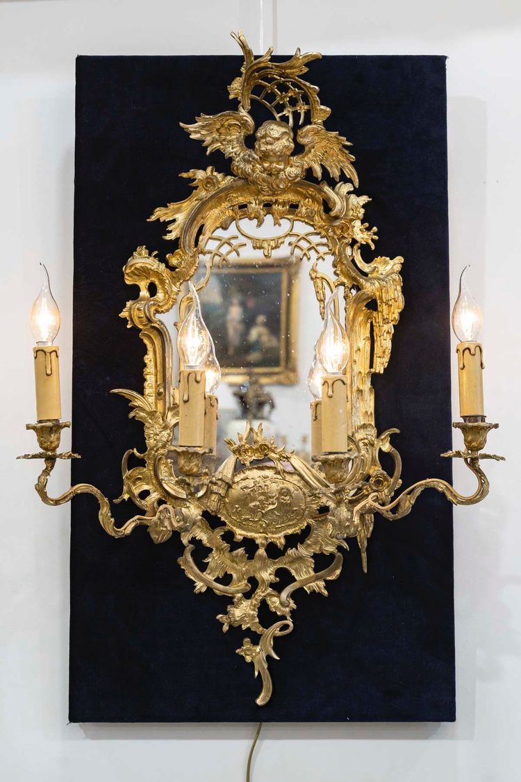 Une paire de miroirs d'appliques en bronze doré, fin XIXème siècle 